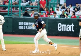 [Photo] 'Jo Byung-hyun is ice, 3-run home run in the top of the 9th with two outs and runners on second and third' — Peraza