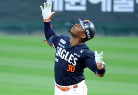[Photo] Thank you^^ 'Three-run homer in the bottom of the 9th with two outs and runners on second and third to break the 3-3 tie' Peraza