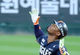[De un vistazo] ¡El béisbol nocturno de domingo no puede ser tan largo! «El jonrón de tres carreras en la parte baja del noveno inning con dos outs y corredores en segunda y tercera, que rompió el empate 3-3», de Peraza.
