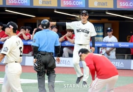 [Photo] "It's a pity about the error in the top of the 9th," Manager Lee Sung-yong said.