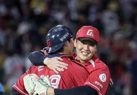 '20 pitches → 10 pitches → 10 pitches': Lotte's guardian, despite the nightmare of a bases-loaded home run, volunteered for a three-game streak! The manager also sent a message of gratitude: "Thanks to him, we held on to the victory" [Busan]