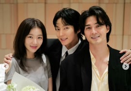 On the day of Moon Chae-won's wedding, Lee Jun-ki and Jang Hee-jin of the 'Flower of Evil' team gathered [Star Issue]