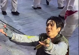 Jungkook, se arrodilla ante una fan embarazada + come fuera de cámara para los fans veganos... Disparos de amor a los fans dentro y fuera del escenario [K-EYES]