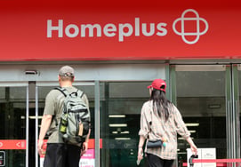 As the deadline for Homeplus's restructuring approaches, the Prosecution Service, Financial Supervisory Service, and political circles are intensifying pressure on MBK from all sides.