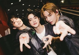 Los visuales destacados de BTS, Jin, V y Jungkook, en trío de poses de 'Geoje Yaho'