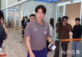 Threats of murder have even emerged, putting the Hong Myung-bo team on high alert as they return to Korea... 160 police officers deployed at Incheon Airport