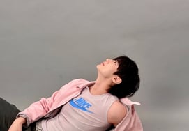 Byun Woo-seok, rostro de adolescente pero cuerpo de hombre viril.. brazos enfurecidos que rompen la chaqueta