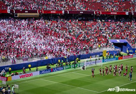 "70,000 people for such a boring match?" Dismissed for lacking a big match, this venue turned out to be a huge hit... Ticket prices also hit a 'minimum of 3 million won'