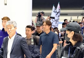 [One Quick Look] "What's needed right now?" Former national team coach Hong Myung-bo rushes out of the airport without a moment to breathe