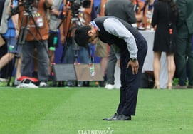 "I am truly sorry": Japanese coach apologizes in tears after losing to Brazil; Hong Myung-bo remains silent even on the way home
