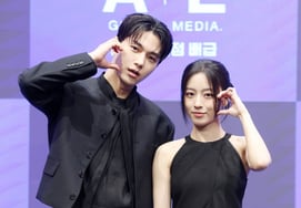キム・ミョンスとカン・ミナ、ブラックで合わせたカップルのケミストリー [★フォト]