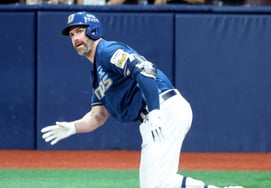 'Signing Procedure' Kiwoom's Davidson to Debut in July 4 Game vs. Doosan; Third Base Not Considered: "Hirata to Move Slightly Further into Outfield"