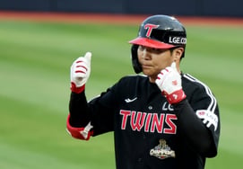 Moon Bo-kyung, twisted ankle in Busan! Expected to be on standby as a pinch-hitter against Kiwoom → Yeom Kyung-yeop: "We will continue to test Moon Jung-bin in the field."