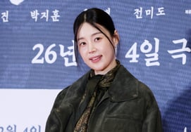Han Ji Hye và U-Know Yunho (cựu thành viên Gwangju) tiếp sức ném bóng mở màn trận đấu với đội NC tại KIA