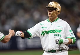 'First four-hit game of the season' — National team catcher Kim Geon-hei displays authority! Looking forward to the All-Star Game, Kim Geon-hei says, "Kiwoom fans, please believe in and support us."