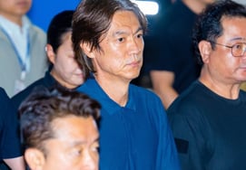 "Người Hàn Quốc như lửa, hãy bình tĩnh! Đây chỉ là bóng đá mà thôi…". Truyền thông Trung Quốc bất ngờ trước cảnh Hong Myung Bo nhập cảnh