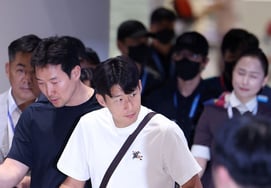 "Hong Myung-bo, get out," despite the shouts, the head coach held his head high, while Son Heung-min kept bowing his head again and again... A divided journey home after the World Cup disaster