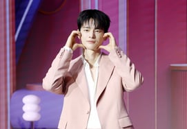 Seo In Guk, với bộ suit màu hồng đáng yêu [★Ảnh]