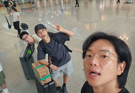'Complains of side effects from chest surgery' Jang Sung-kyu leaves Korea, leaving family behind... "Expression is gloomy"