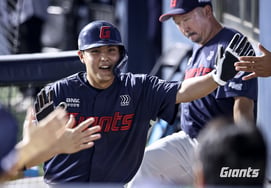 Manager Kim Tae-hyung's bold move to pull the closer in the bottom of the 9th with two outs proved effective, leading to Lee I-mu's first victory on Korean soil as the race for a top-five finish in the second half begins [Jamsil On-Site Review]