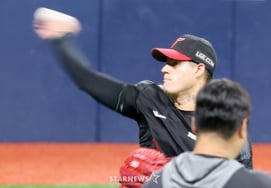 [フォト] 『練習でも速球は隠せない！』！' キウム戦を前に体をほぐすLGリオス
