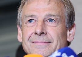 'Kicked out of Korea' Klinsmann, Heaped Criticism: "Shameful and Terrible"... On Germany's Early Exit from the World Cup, He Exclaimed, "Do You Even Have the Right to Speak About Others?"