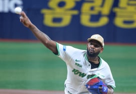 [Photo] 'LG's starting pitcher Alcántara dominates'