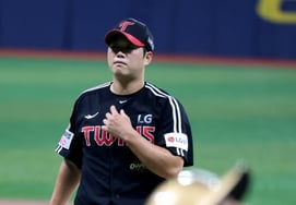 [One Quick Look] 'After intentionally hitting Seo Geon-chang with a pitch' by Ham Deok-ju