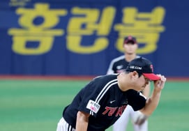 [Foto] «Tras enviar a Seo Geon-chang con un lanzamiento al cuerpo como primer rival», Ham Deok-ju