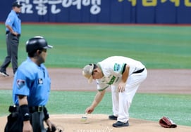 [Foto] «¡No puedo dejar el montículo sin lanzar la primera bola!» Lee Kyung-jae, médico de medicina tradicional