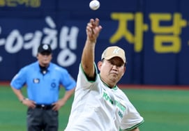 [Foto] 'Oración por la victoria de Kiwoom' con el Dr. Lee Je-gyeong