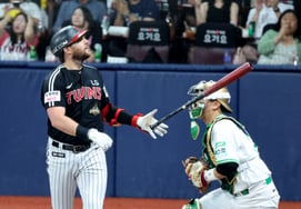 [Photo] 'Ah... strikeout' Austin