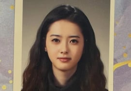 コ・アラ、屈辱なしの証明写真を公開..本物の人形ビジュアル