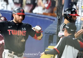 [Смущение одним разом] 'Ты не можешь уснуть, делая хоум-ран!' Клинок Туранпо Остин в начале девятого иннинга