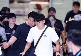 The 'Korean soccer fans' changed their minds by 180 degrees in just one day... Foreign media also took note: "Cheers for Son Heung-min, boos for coach Hong Myung-bo"