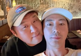Joo Jin-mo and Yoon Kyung-ho, a close-up selfie with faces touching.. Explosive true friendship bromance