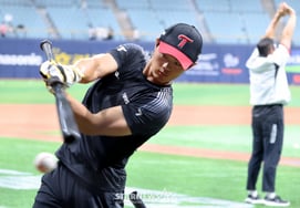 [Foto] Lee Young-bin en entrenamiento de bateo contra Kiwoom