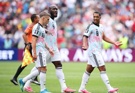 Perdiendo 0-2, ¿cómo es posible que jugadores del mismo equipo se enfrenten? Sin embargo, estos dos colaboraron en un gol de última hora... El 'abrazo ardiente' que lideró la victoria a domicilio de Bélgica.