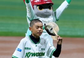 [Quickly] Two boys with buzz cuts, at the Kiwoom-LG game toss-off ceremony
