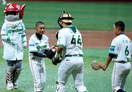 [Photo] Two boys with buzz cuts at the Kiwoom-LG game opening ceremony
