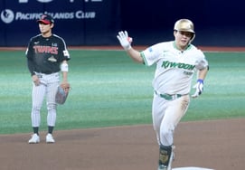 [Foto] 'Home run solitario que iguala el marcador en la parte inferior de la cuarta entrada': Yeo Dong-wook