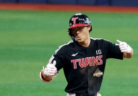 [Photo] "In the top of the sixth, you can't just let this chance go!" Lee Young-bin's RBI double
