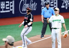 [Photo] 'Hit a double in the top of the 6th inning and reached third base on a wild pitch' Park Dong-won