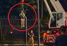 Định lén xem World Cup..." Người hâm mộ Mexico lên dây thép gai 4m gây náo loạn cứu hộ cần cẩu đã leo lên nhưng không thể leo xuống."