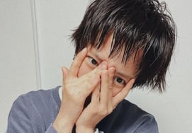 The shocking truth behind the controversy over Song Ji-hyo's short haircut.. She cut it herself after drinking, leading to a "hair salon terror incident" that was "irreparable" [Star Issue]