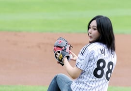 『二度のボクはない』ビビ‑TWICEのナヨン、すでに3回目のLG先発投球に挑む！ 3日、ジャムシルでのハンファ戦に人気キャラクター・ハローキティが登場