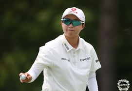 "Even in poor condition..." That's why Kim Hyo-ju is so impressive, she holds second place in the 2nd round... Moon Jeong-min takes sole lead with a jump [KLPGA]