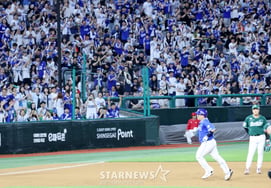 [Foto] 'El sector de apoyo del tercer base de Samsung es un hervidero de emoción': Choi Hyung-wo dispara su jonrón número 11