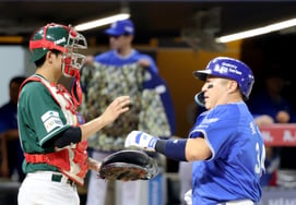 [Photo] Choi Hyung-woo launches his 11th home run