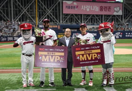 MVP của đội 1 Alcantara + Seo Geon Chang, MVP của Futures MVP Lee Myung Jong + Choi Jae Young tổ chức lễ trao giải MVP tháng 6 của THE LIV cùng SGC E&C